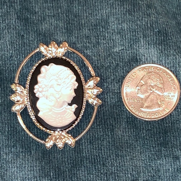 Jewelry - Vintagecameobrooch stamped.925buy 1-get2&1/2price